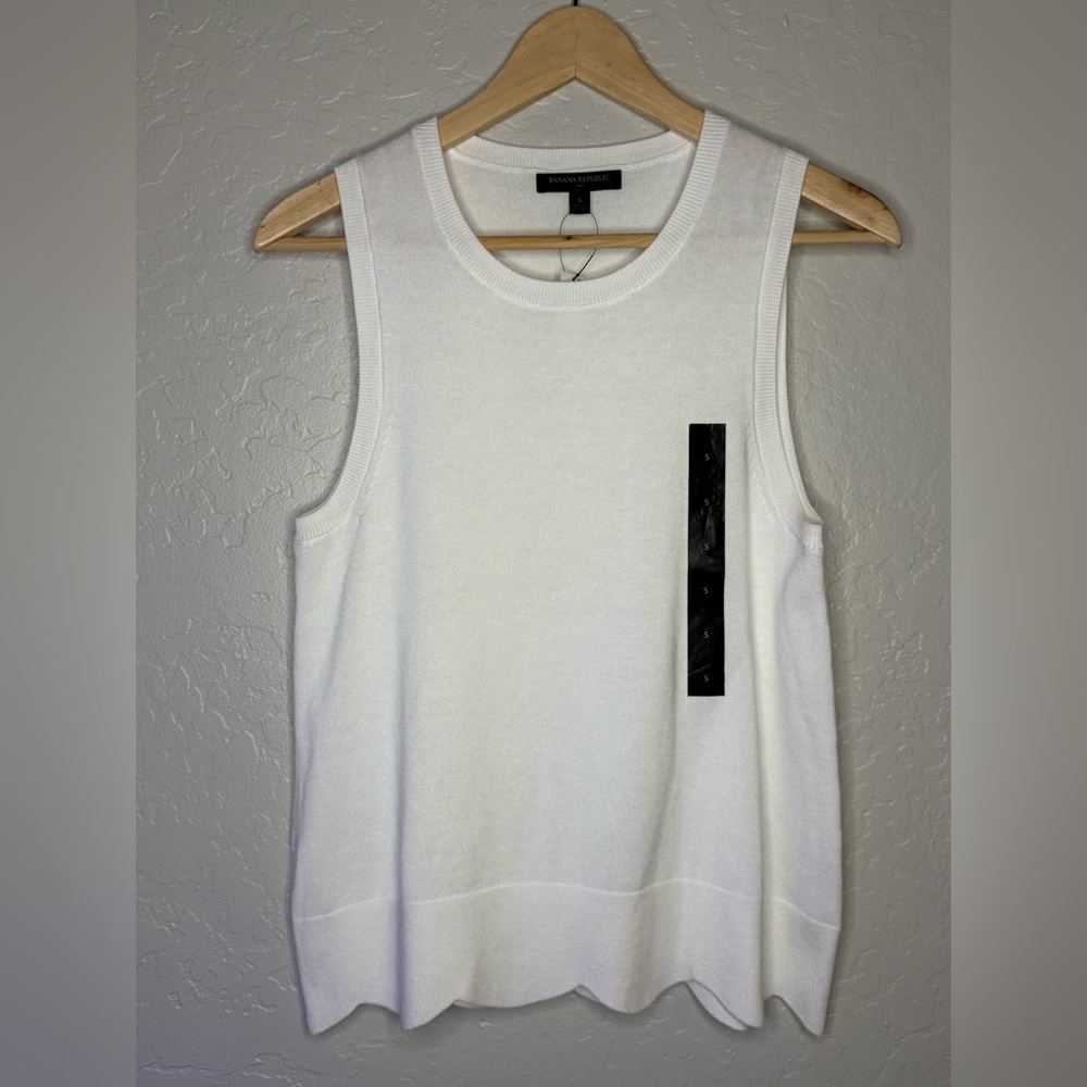 🆕 NWT • Banana Republic Scalloped Hem Sweater Tank in White 🤍